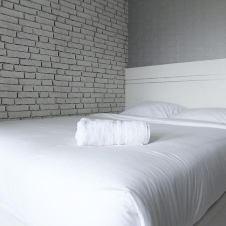 Modern And Comfortable Studio Apartment Springlake Summarecon Near Summarecon By Travelio ブカシ エクステリア 写真
