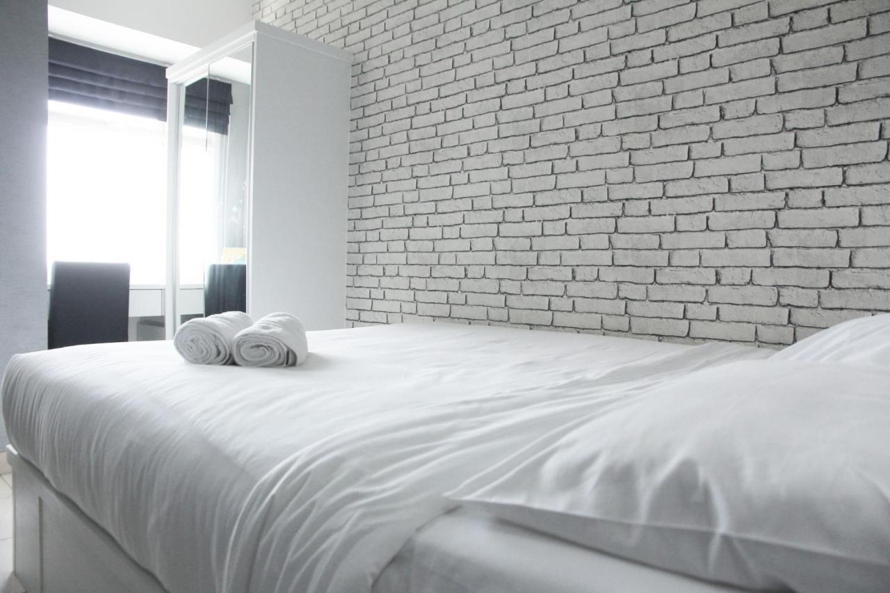 Modern And Comfortable Studio Apartment Springlake Summarecon Near Summarecon By Travelio ブカシ エクステリア 写真