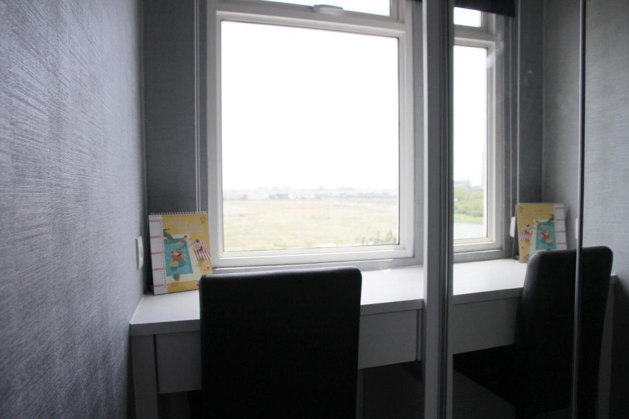 Modern And Comfortable Studio Apartment Springlake Summarecon Near Summarecon By Travelio ブカシ エクステリア 写真