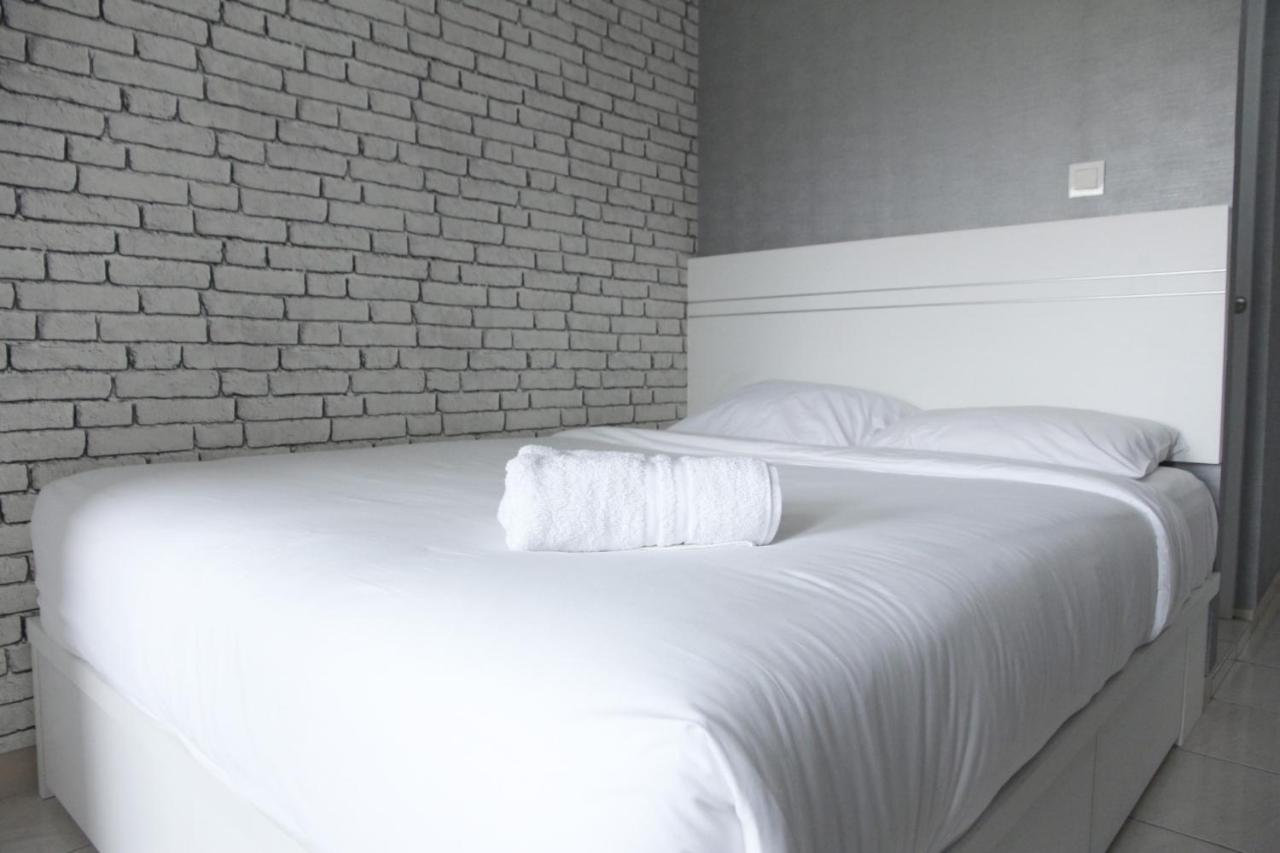 Modern And Comfortable Studio Apartment Springlake Summarecon Near Summarecon By Travelio ブカシ エクステリア 写真
